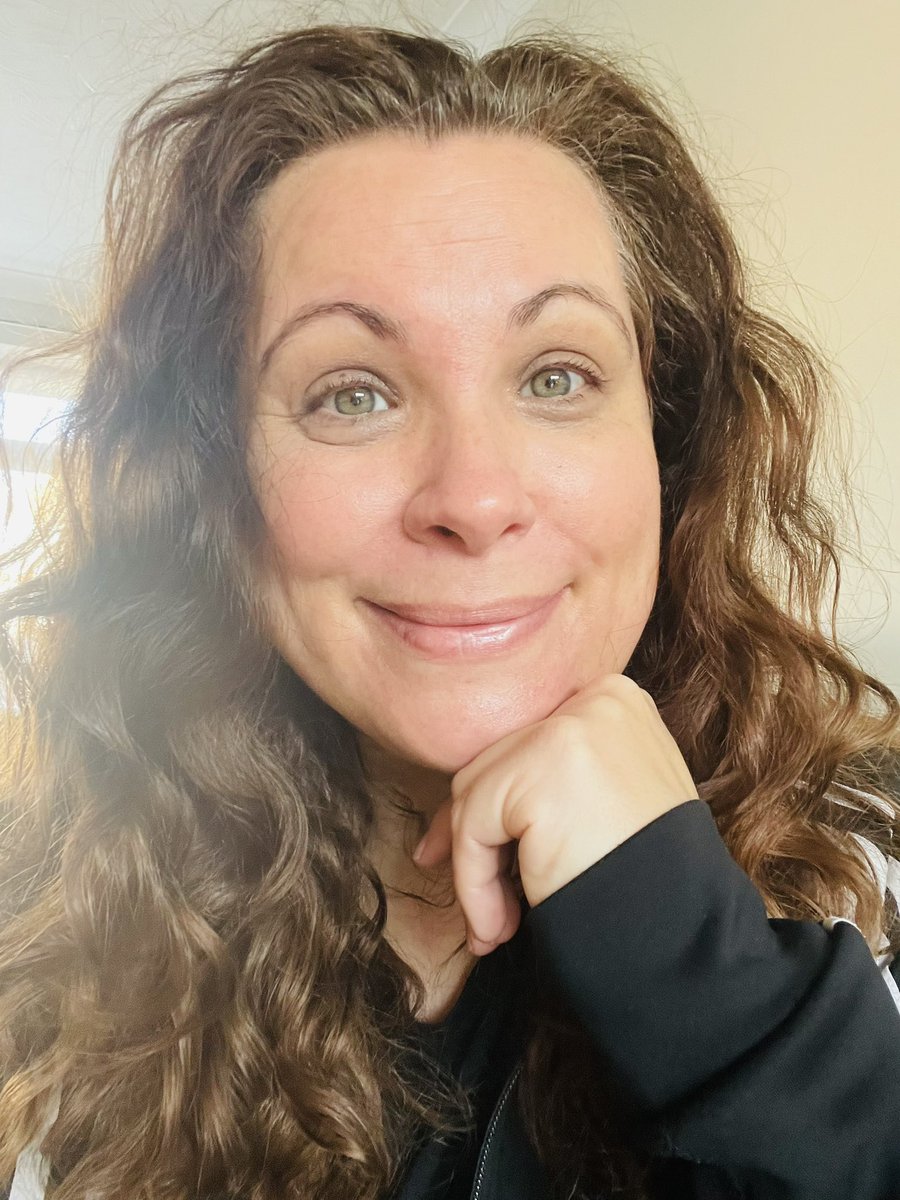 This is the best i can do so far today… yes i know, got hairdressers at 4pm! 

#natural #tired #messyhair #selfie #stillsmiling #greeneyes #dimples #adidas