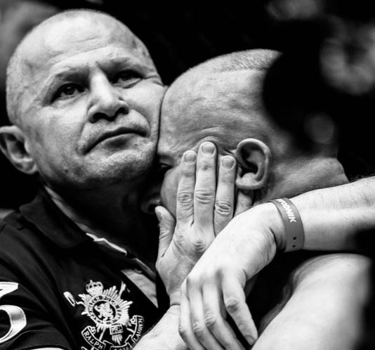 EmilLipski's tweet photo. Wszyscy, co spoglądają na newsy o tym, że Mateusz Murański nie żyje powinni wyciągnąć ważną lekcję: 
dbajmy o równowagę w życiu i pielęgnujmy "głowę". 
#famemma #mateuszmurański #muranski 
Ludzie chcą mieć fajną sylwetkę, promują "zdrowy tryb życia", a zapominają, że forma
1/2 https://t.co/0vyxSew35I