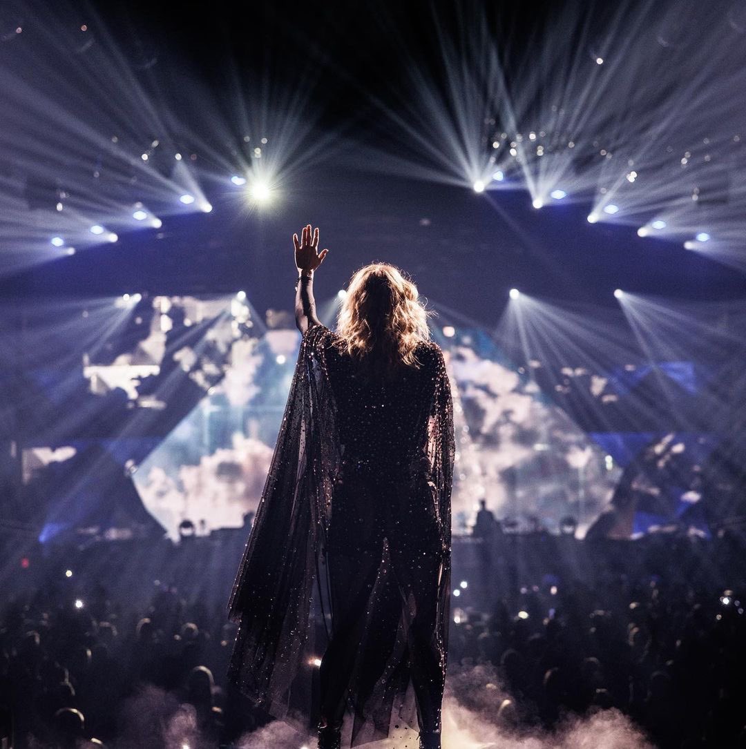 carrieunderwood's tweet photo. Just when I think the crowds on the #DenimAndRhinestonesTour can’t get any better, we play Atlanta! What a wonderful treat it was to be with you all and get ROWDY on a Tuesday night @StateFarmArena !!! Thank you, thank you, thank you!!! 💜💜💜 📸: @JeffJohnsonFilm https://t.co/bqiWGdE95r