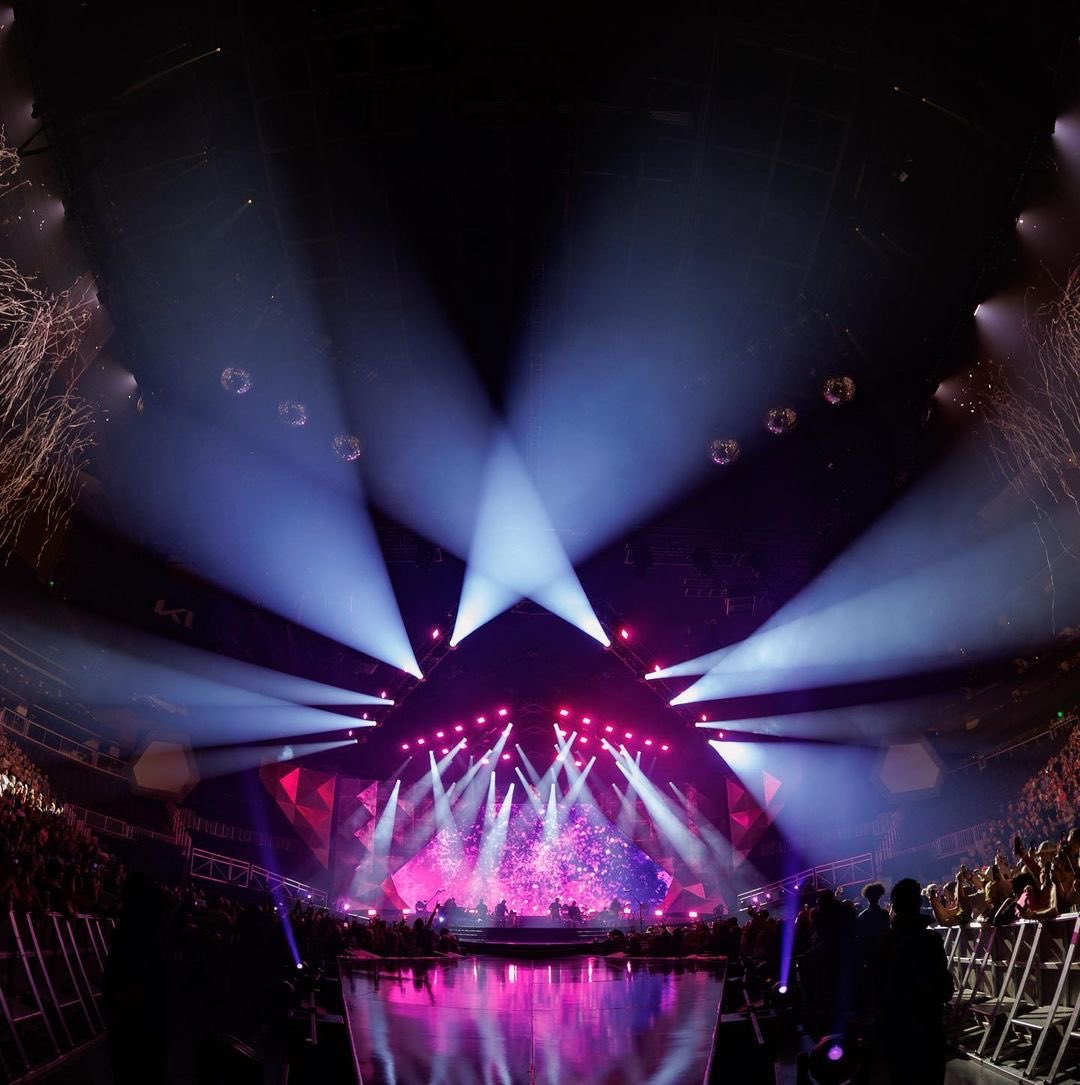 carrieunderwood's tweet photo. Just when I think the crowds on the #DenimAndRhinestonesTour can’t get any better, we play Atlanta! What a wonderful treat it was to be with you all and get ROWDY on a Tuesday night @StateFarmArena !!! Thank you, thank you, thank you!!! 💜💜💜 📸: @JeffJohnsonFilm https://t.co/bqiWGdE95r