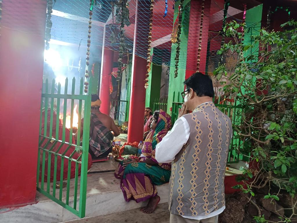 santoshjenafan's tweet photo. ଆଜି ଜଟଣୀ ନିର୍ବାଚନ ମଣ୍ଡଳୀର ଦାରୁଠେଙ୍ଗ ଗ୍ରାମପଞ୍ଚାୟତର ଜୁଝଗଡ଼ ଗ୍ରାମରେ ମାଁ ଜାଗୁଳେଇ ଦେବୀଙ୍କ ବିଶ୍ବଶାନ୍ତି ମହାଯଜ୍ଞରେ ଯୋଗ ଦେବା ଅବସରରେ।
#ଡ଼_ସନ୍ତୋଷ_ଜେନା 
@bjd_odisha
#ଜଟଣୀ_ନିର୍ବାଚନ_ମଣ୍ଡଳୀ https://t.co/hDpM48itLz