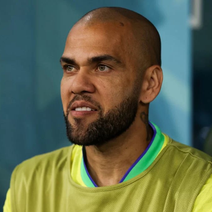 choquei's tweet photo. 🚨JUSTIÇA: Daniel Alves muda sua versão e relato da vítima ganha mais força. Jogador admitiu pela primeira vez que houve penetração vaginal, afirma jornal El Tiempo. https://t.co/MGgjgqg8C2