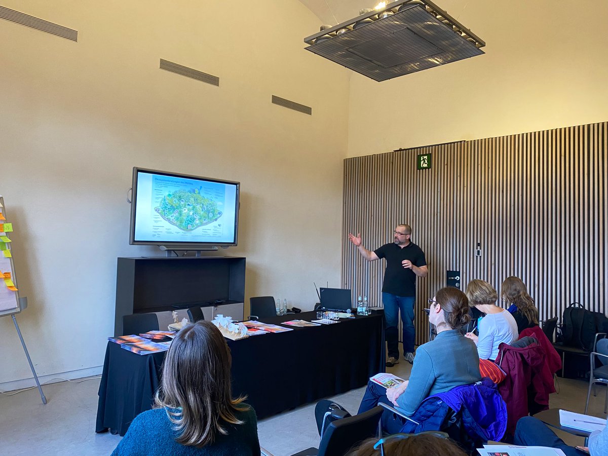 FORESTEUROPE's tweet photo. Now @AlexanderHeld4 show us the German experience of #wildfires, their characteristics, and the measures developed not only in firefighting efforts but to communicate science-based information for prevention and #preparedness 🌳⛰️ #WildfireComms https://t.co/zUAgyRun4a