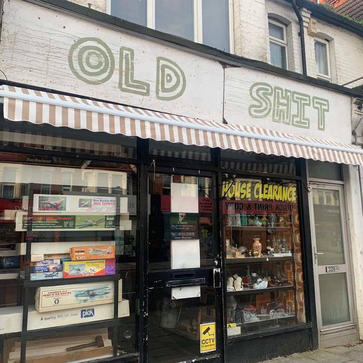 Passed this antique shop in Southend earlier and had to admire the honesty