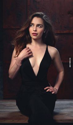 I read a piece of news from those months that I mentioned in the previous lines about Emilia Clarke could have the main role in the second film.
Have you ever imagined Emilia Clarke the role of Queen Mera from the movie Aquaman and Lost Kingdom opposite Jason Momoa?