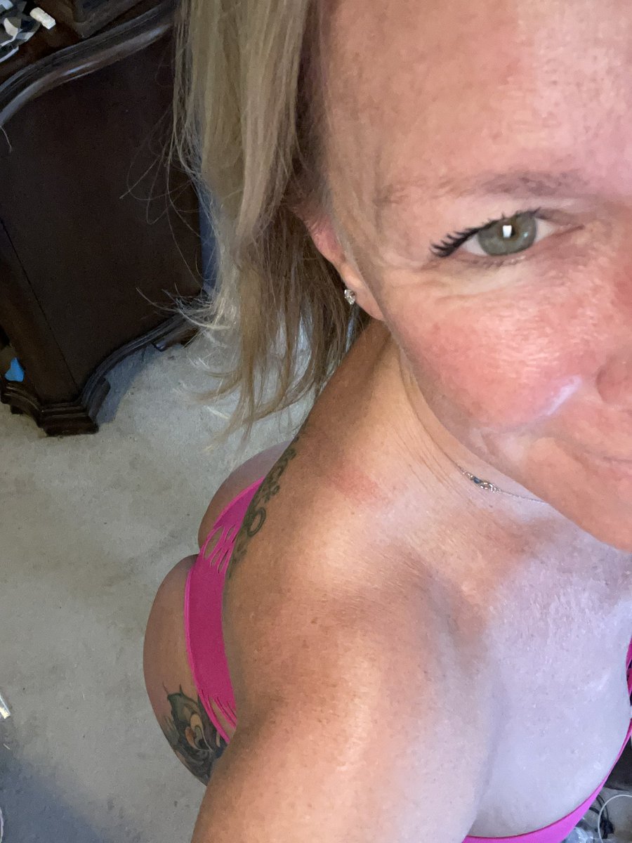 Hot pink hump day!  Just needs a good snack to pink it up for real. Who’s got me?🫱🏻🍑😈
<a href="/DJandAlyCat/">DJ, but not A dj</a>