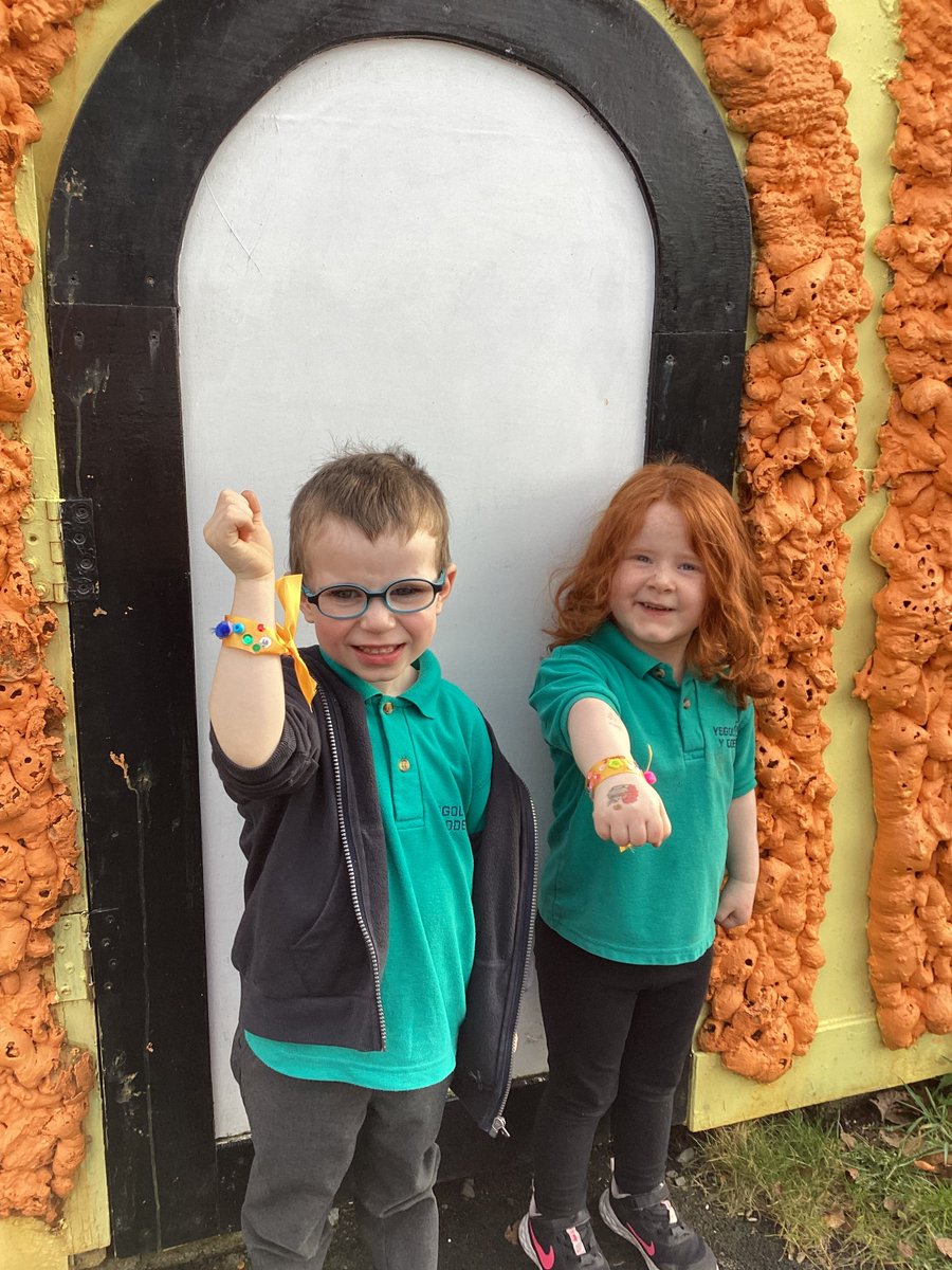 ysgol_y_dderi's tweet photo. Prynhawn bendigedig yn creu breichledau i ffrindiau newydd yn y Dosbarth Derbyn #cysylltu #wythnosiechydmeddwlplant 🥰 https://t.co/v2uHJ6FNNC