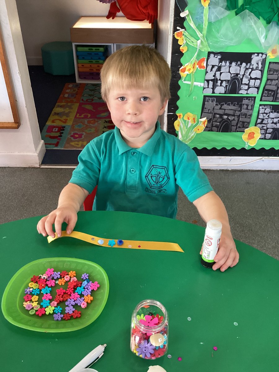 ysgol_y_dderi's tweet photo. Prynhawn bendigedig yn creu breichledau i ffrindiau newydd yn y Dosbarth Derbyn #cysylltu #wythnosiechydmeddwlplant 🥰 https://t.co/v2uHJ6FNNC