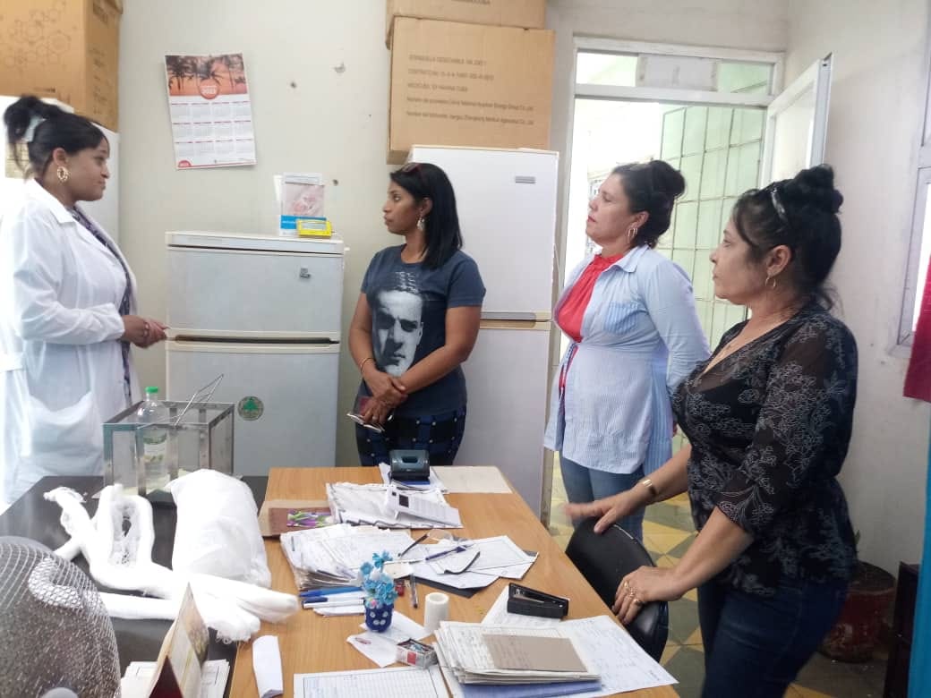 Invasorpress's tweet photo. 👉Sobre el funcionamiento de los servicios de Salud en el Policlínico de Florencia y el empeño de la Empresa de Comercio y Gastronomía, conocieron las candidatas a Diputadas por el municipio, Arletyy Judith y @alboradacubana. #CiegodeAvila #MejorEsPosible @rocdecubano @anayacsi https://t.co/EkcSCX0BZx