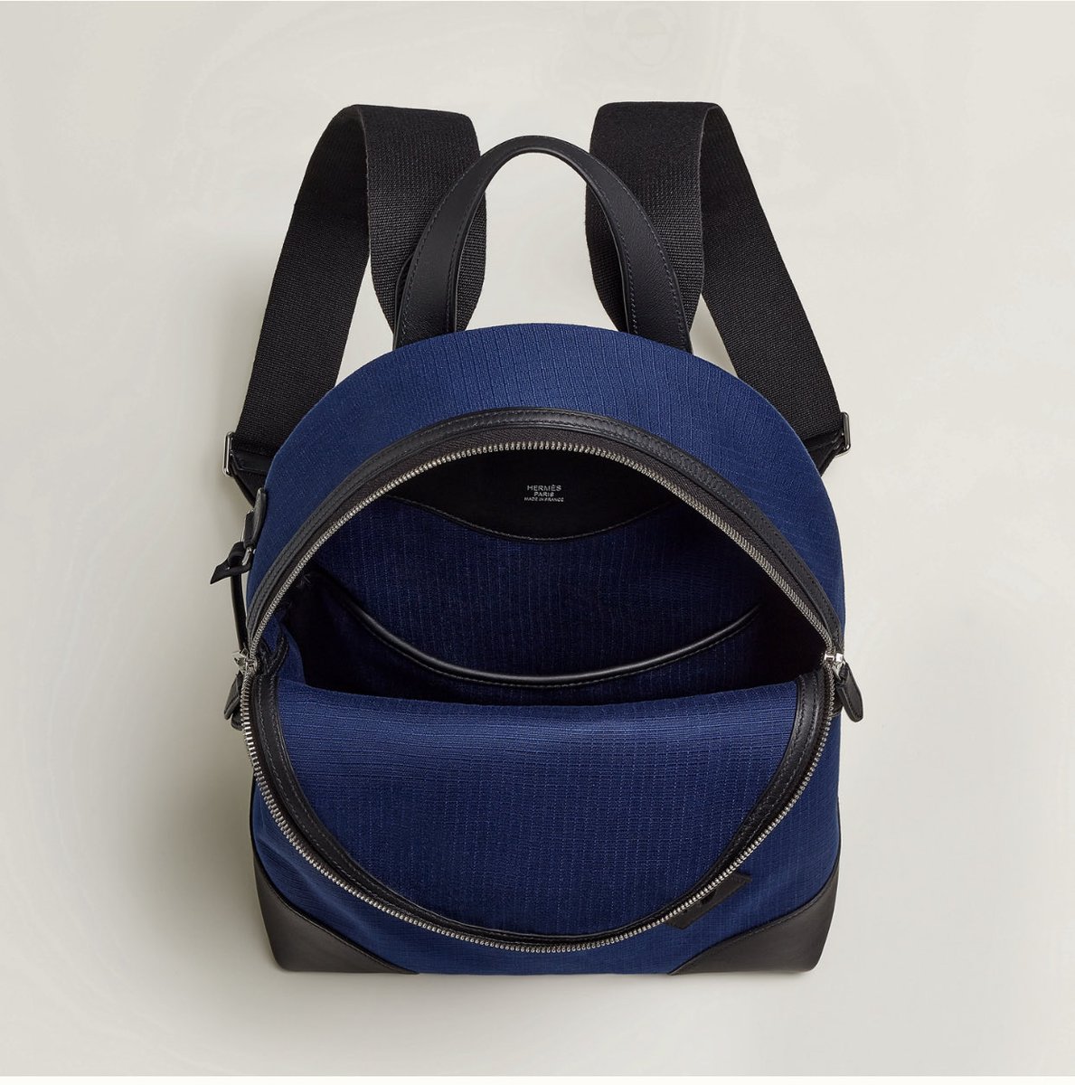 ByFR_officiel's tweet photo. エルメスのリュック《Nouveau Sac à Dos T & C》🍊
逆三角形のスマートなボディの中には、PC用ポケット・カラビナ・隠しポケットなど嬉しい機能がいっぱい✨キャンバス地で軽さを実現しつつ上質なレザーがあしらわれ、通勤にも使えそうな逸品です👍
#ByFR #バイエフアール #hermes #エルパト #Lyon https://t.co/XL6PZUKTwR