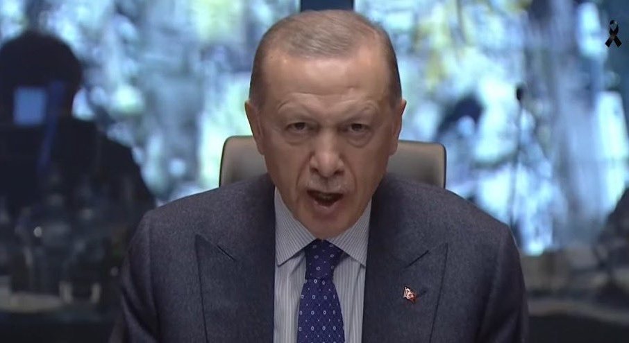 Biliyorum geceleri uyuyamıyorsun. Ama uykunu kaçıran şey depremde hayatını kaybedenler, enkaz altında kalanlar değil. Uyuyamıyorsun çünkü dünya lideri palavran, güçlü devlet hikayen çöktü. Çöküyorsun ve bunu görüyorsun. Ülkenin tüm mazlumları kabusun olsun, gözüne uyku girmesin!