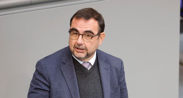 Dt_Aerzteblatt's tweet photo. Gutachten sieht jedes achte Krankenhaus in Bayern gefährdet:  München – Die Krankenhausreformpläne des Bundes gefährden nach einem aktuellen Gutachten die Notfallversorgung und die reguläre stationäre Versorgung an jedem… https://t.co/9tjrv7J1o9 #bayern #krankenhausreform https://t.co/hU3w2dMHAJ