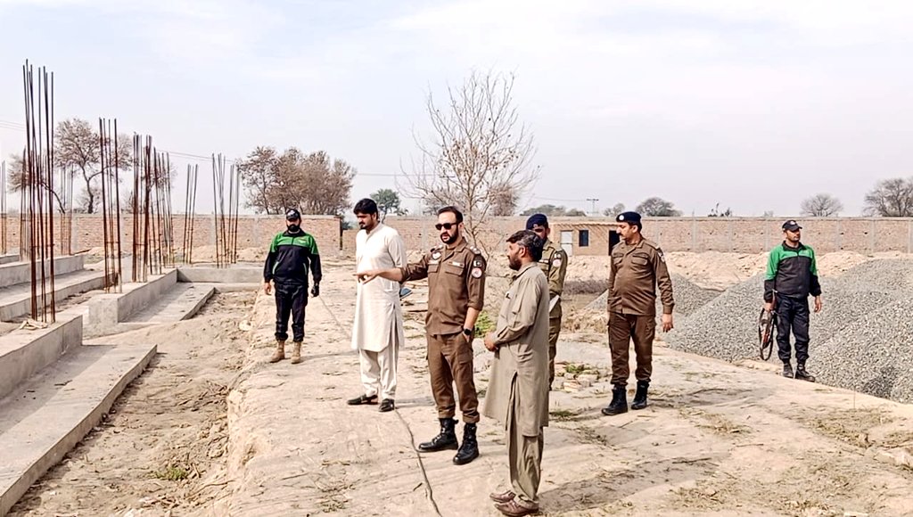 chiniotpolice's tweet photo. ڈسٹرکٹ پولیس آفیسر چنیوٹ وسیم ریاض خان نے نئی زیرتعمیر پولیس لائن کا وزٹ کیا 

تعمیراتی کام کا جائزہ لیا, ہدایات دیں 

ڈی پی او نے متعلقہ افسران کو تعمیراتی کام میں استعمال ہونے والے میٹیریل کی چیکنگ یقینی بنانے کی ہدایت کی https://t.co/s4NOri1a5W