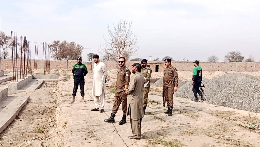 chiniotpolice's tweet photo. ڈسٹرکٹ پولیس آفیسر چنیوٹ وسیم ریاض خان نے نئی زیرتعمیر پولیس لائن کا وزٹ کیا 

تعمیراتی کام کا جائزہ لیا, ہدایات دیں 

ڈی پی او نے متعلقہ افسران کو تعمیراتی کام میں استعمال ہونے والے میٹیریل کی چیکنگ یقینی بنانے کی ہدایت کی https://t.co/s4NOri1a5W