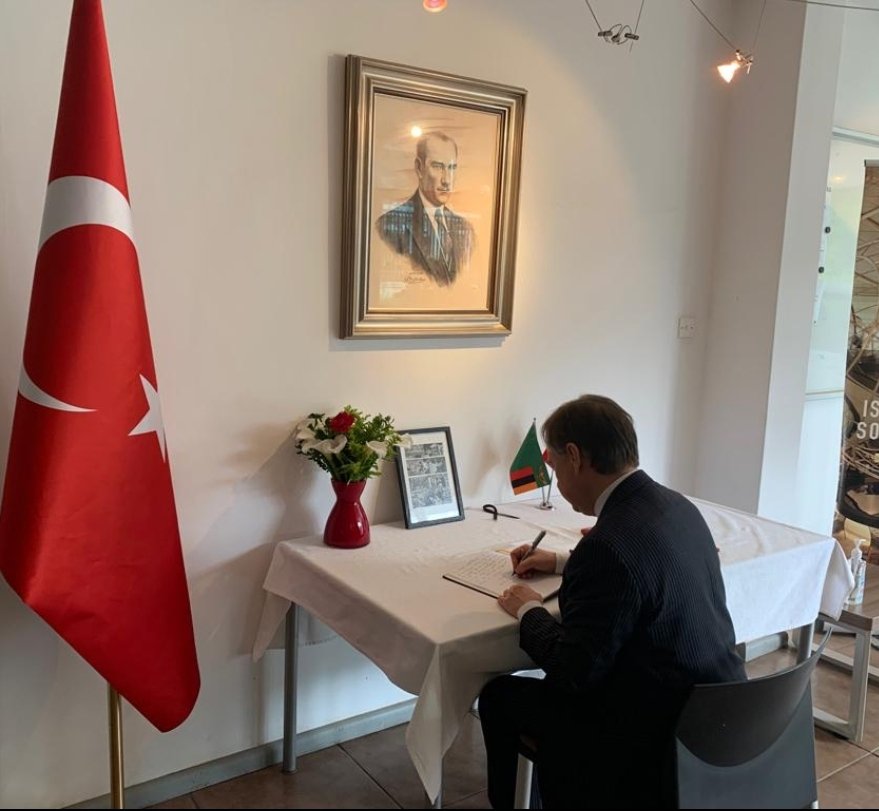 Today I signed a book of condolences at the Turkish  Embassy, expressing EU solidarity with the people of Turkey 🇹🇷 and Syria🇸🇾 after this devastating earthquake.
 #EUCivilProtectionMechanism operations have mobilised 1,485 & 100 search dogs in an effort to save lives.