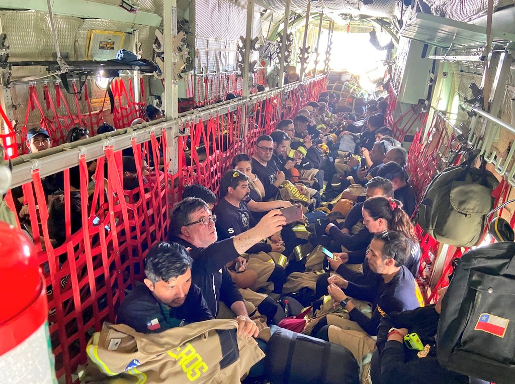 BomberosdeChile's tweet photo. 𝗔𝗛𝗢𝗥𝗔 | Avión de @FACh_Chile traslada a 80 Bomberos provenientes de Antofagasta, Mejillones, Taltal y Calama hacia el sur del país para reforzar al contingente que se encuentra trabajando en el combate de los #IncendiosForestales. https://t.co/SmLvnXmvOZ