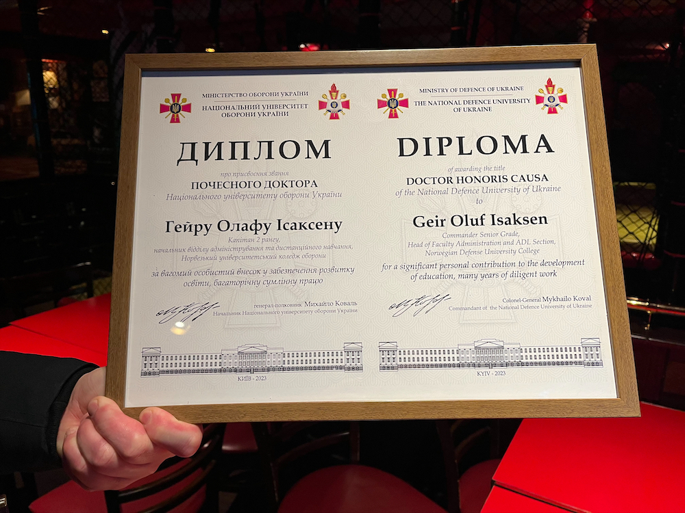 Forsvaret_no's tweet photo. This week, Geir O B Isaksen from @FHS_Oslo was appointed an honorary doctorate by the National Defence University of Ukraine (#NDUU). The two institutions have cooperated extensively since 2017 and the cooperation between #Norway and #Ukraine is now more important than ever. https://t.co/FQfAz0q4xX