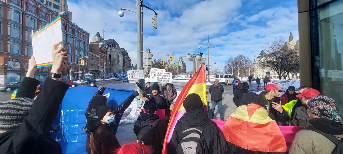 dimitridf's tweet photo. En direct du Centre national des arts 🌈 Contre-manifestation anti-drags https://t.co/PbLL4OhTid