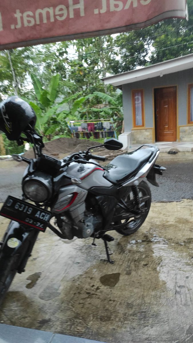 Diimsaat's tweet photo. Min tolong bantu @infobdg 
Info Kehilangan: 
Motor Honda CB Verzha 150 dengan plat nomor D 6319 ACH
Warna abu strip merah (seperti Difoto)

Hilang di Jl. Dipatiukur no. 35 
jika menemukan/melihat motor ini harap dihentikan dan segera hubungi
08997852012 https://t.co/IDMLgkDoip