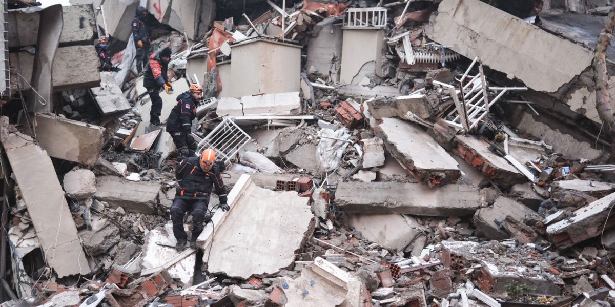 Plus de 11000 morts, des milliers de disparus encore sous les décombres du #seisme Beaucoup de vies peuvent encore être sauvées. Toutes les victimes doivent recevoir le même niveau d’aide et de solidarité internationales, quel que soit la nature de leur régime. #LHumainDAbord