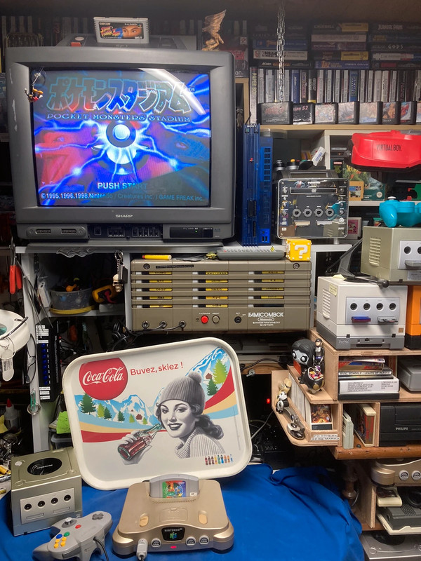 maviedegeek's tweet photo. La photo d'un gars qui vends sa N64 or sur vinted ! 
OKLM !

#nintendo #nintendo64 #gamecube #PanasonicQ #FamicomBox #VirtuaBoy #TVSHARPSF1 https://t.co/SDtYVqZWqV