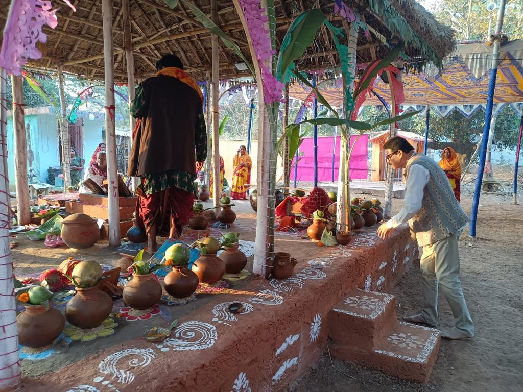 santoshjenafan's tweet photo. ଆଜି ଜଟଣୀ ନିର୍ବାଚନ ମଣ୍ଡଳୀର ଟାଙ୍ଗିଆପଡ଼ା ଗ୍ରାମପଞ୍ଚାୟତର ଅରାଙ୍ଗ ଗ୍ରାମର ଇଷ୍ଟଦେବ ଦେବାଧି ଦେବ ମହାଦେବଙ୍କ ବିଶ୍ବଶାନ୍ତି ମହାଯଜ୍ଞରେ ଯୋଗ ଦେଇ ଜଟଣୀବାସୀଙ୍କର ମଙ୍ଗଳ କାମନା କରିଥିଲେ।
#ଡ଼_ସନ୍ତୋଷ_ଜେନା 
@bjd_odisha
#ଜଟଣୀ_ନିର୍ବାଚନ_ମଣ୍ଡଳୀ https://t.co/sTN3ptnRWR