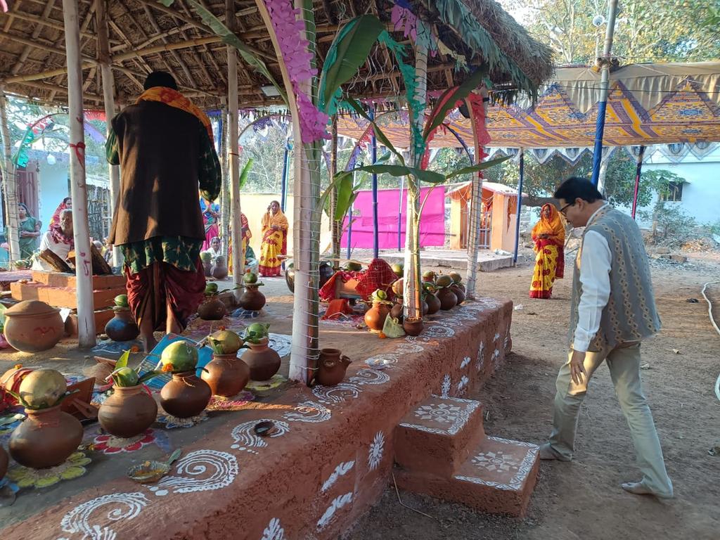 santoshjenafan's tweet photo. ଆଜି ଜଟଣୀ ନିର୍ବାଚନ ମଣ୍ଡଳୀର ଟାଙ୍ଗିଆପଡ଼ା ଗ୍ରାମପଞ୍ଚାୟତର ଅରାଙ୍ଗ ଗ୍ରାମର ଇଷ୍ଟଦେବ ଦେବାଧି ଦେବ ମହାଦେବଙ୍କ ବିଶ୍ବଶାନ୍ତି ମହାଯଜ୍ଞରେ ଯୋଗ ଦେଇ ଜଟଣୀବାସୀଙ୍କର ମଙ୍ଗଳ କାମନା କରିଥିଲେ।
#ଡ଼_ସନ୍ତୋଷ_ଜେନା 
@bjd_odisha
#ଜଟଣୀ_ନିର୍ବାଚନ_ମଣ୍ଡଳୀ https://t.co/sTN3ptnRWR