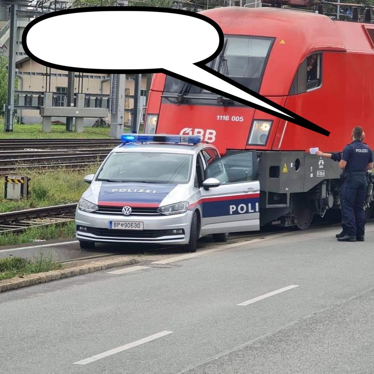 Po krátkém souboji s komiksovou grafikou vykopávám.

“Chlapi, neblbněte s tou rychlostí. Tady jste v obci…”