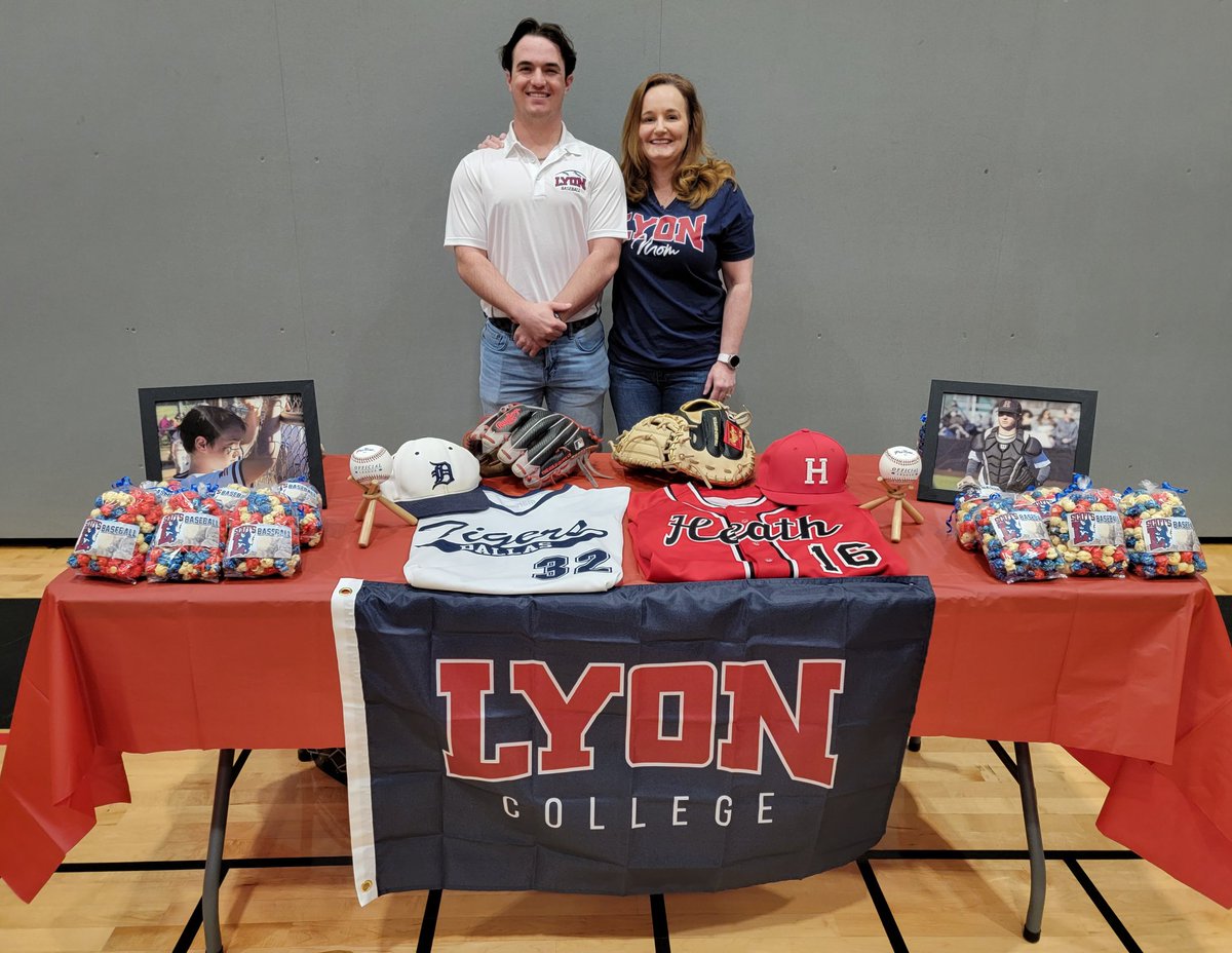 kesha_crites's tweet photo. It's signing day!!! Congrats @crites2023!!! We are so proud of you and can't wait to see you playing for @LyonBaseball Continue working hard and the best is yet to come!!
#heathhawksbaseball
#lyonbaseball
#dallastigersbaseball https://t.co/MlZsX6tKas