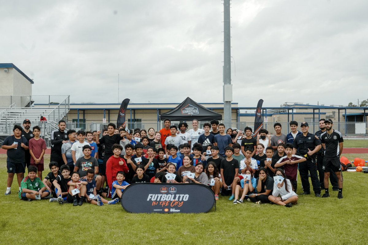 Had a special guest pull up to @Dean_CFISD last night 🤠 @HoustonDash and @Miseleccionfem forward @diana0rdonez stopped by Futbolito in the City, Powered by Shell Energy! 🤘