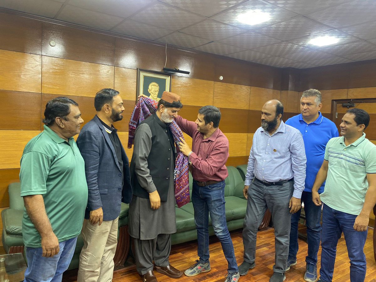 OfficialSjas's tweet photo. سجاس کے وفد نے سیکریٹری جنرل پاکستان اسپورٹس رائٹرز فیڈریشن کے اصغر عظیم کی سربراہی میں  سیکریٹری اسپورٹس اینڈ یوتھ افیئر حکومت سندھ حافظ عبدالہادی بلو سے ملاقات، سیکریٹری اسپورٹس نے  کہا کہ سجاس کا اپنے ممبران کی فلاح بہبود کے لئے متحرک رہنا قابل ستائش اقدام ہے https://t.co/lkuQzql32K