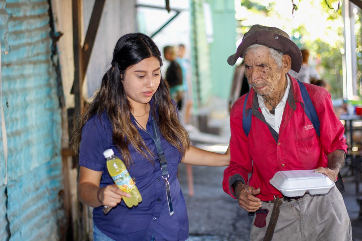 GobernacionSV's tweet photo. ➡️Como Gobierno del Presidente, @nayibbukele, continuamos trabajando por el bienestar de los salvadoreños.

Nuestra Dirección de Albergues entregó alimentación a familias afectadas por el incendio en la comunidad Emmanuel en San Salvador. https://t.co/Cg4rkplQIi