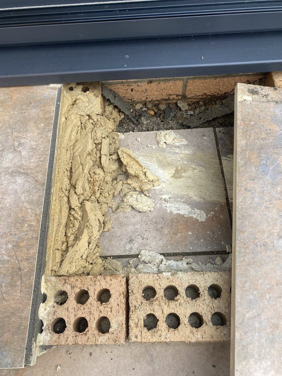 GKWilsonGardens's tweet image. One of the most common issues as an expert witness is step construction. All the slabs here were loose with hollow voids beneath, just an accident waiting to happen. #expertwitness #landscapingexpert #contractorissues #landscaping #patios #pavingissues #gardenexpert