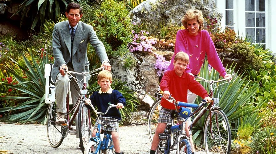 JDEadonWriter's tweet photo. @PhyJoEnterprise Indeed. There are more photos of Harry on a bike, such as this one.
#harrytheinterview
#HarryisaLyingTraitor https://t.co/TLZQreHhrV