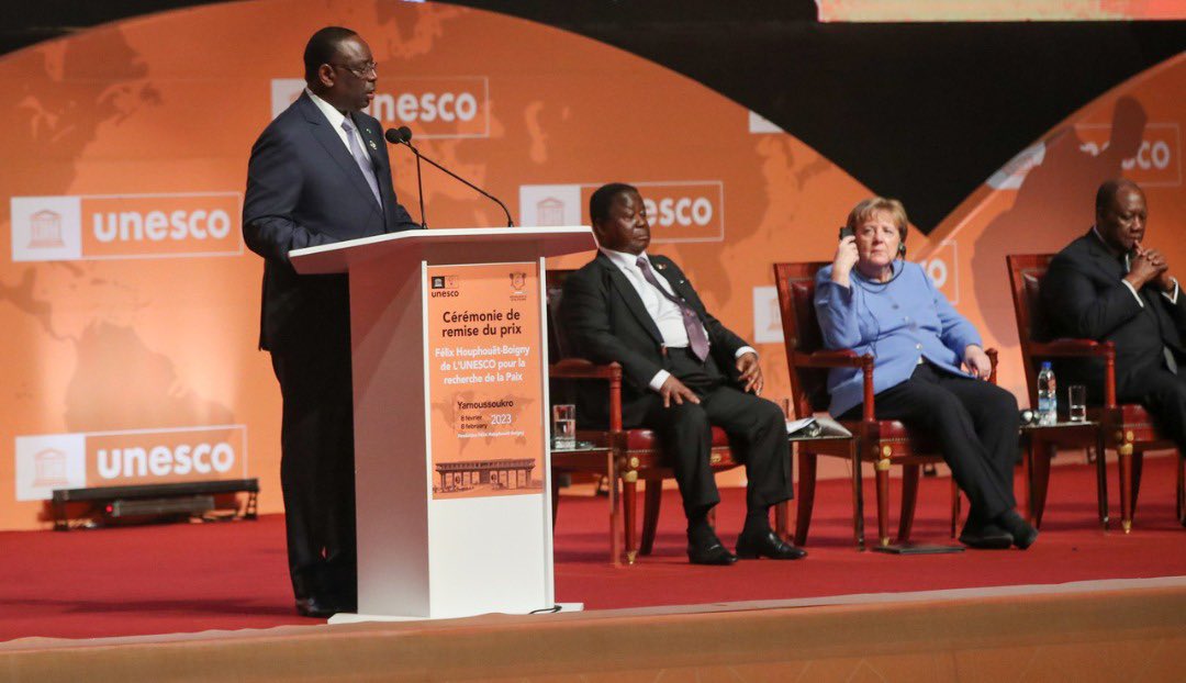 C’est un honneur de représenter à Yamoussoukro le Pdt Abdou Diouf parrain du Prix Houphouët Boigny-#UNESCO pour la Paix, attribué cette année à A. Merkel ancienne Chancelière d’Allemagne. Chaleureuses félicitations à Mme Merkel et merci au Pdt Ouattara pour son accueil fraternel.