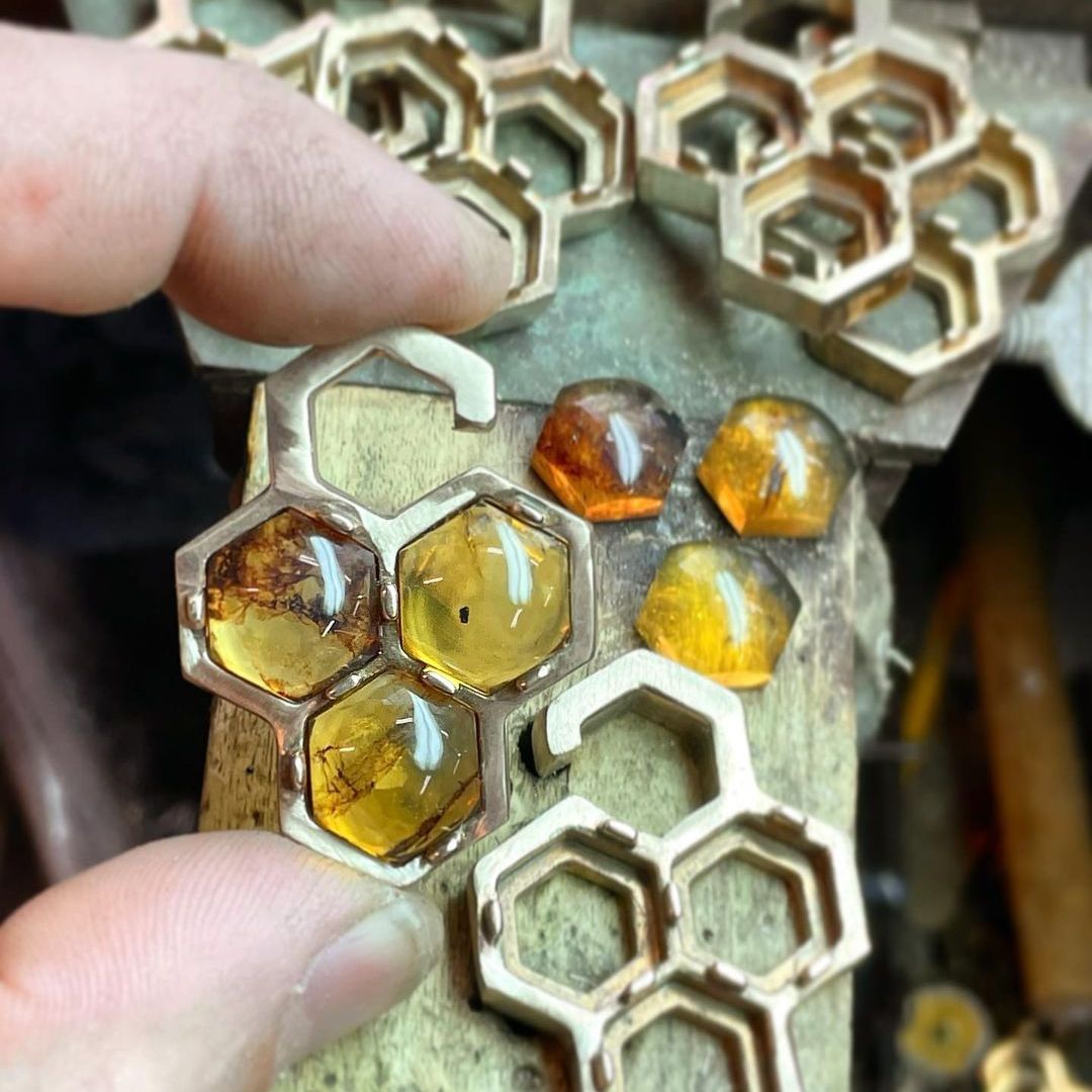 ganoksinproject's tweet photo. Queen’s Trefoil ear weights in production by IG dendritelab

#HandmadeEarWeights #EarWeights #BodyJewelry #HandmadeJewelry #BodyMods #EarStretching #Gauges #JewelryMaking https://t.co/zp6zgwQahi