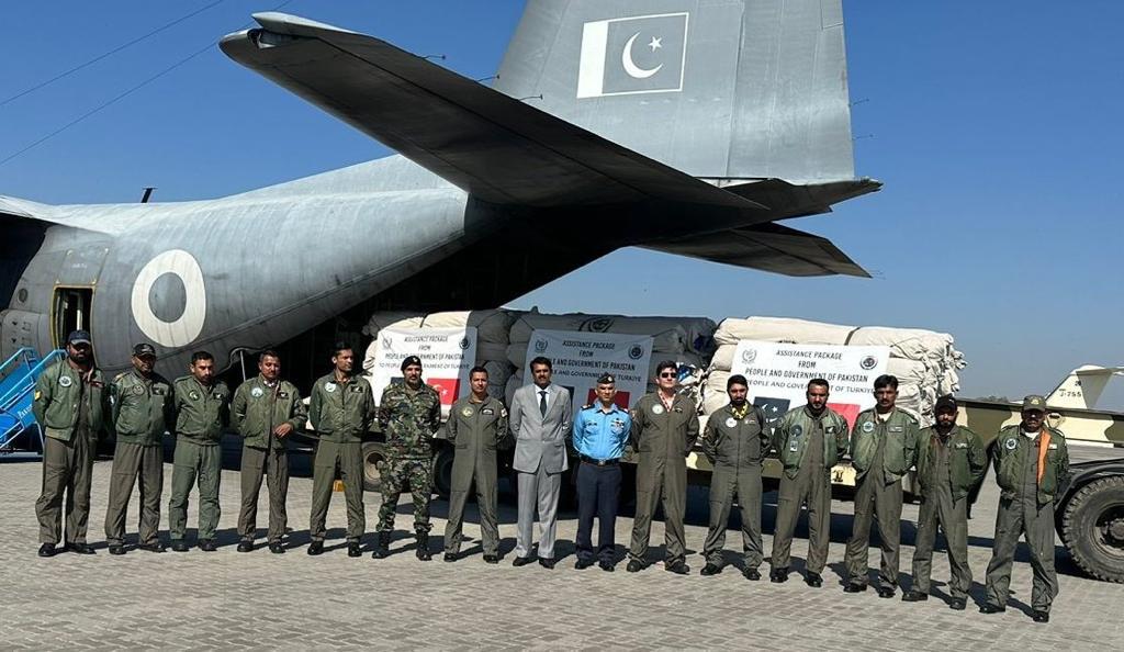 Pakistani__Lion's tweet photo. Pakistan’ın 🇵🇰 kurtarma ekiplerini ve insani yardımları #Turkiye'nin kardeş halkına getiren 3️⃣. uçağı #Adana'ya indi.

#Pakistan bu zor zamanında Türk kardeşleriyle dayanışma içinde duruyor.

Hindistan işgali altındaki #Keşmir'den Türkiye'ye yardım ve kurtarma!

🇵🇰🤝🏻🇹🇷 https://t.co/oYqSXeCT06