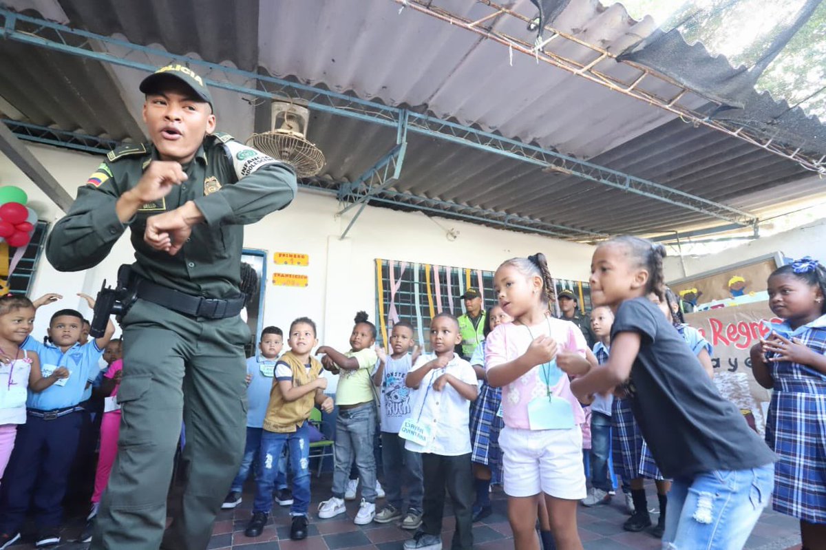 seceducacionctg's tweet photo. 👦🏽👧🏾 En desarrollo de las estrategias de Acogida, Bienestar y Permanencia en las aulas de clases y en clave de la Atención Integral, la @seceducacionctg,  la @policiadecolombia de Infancia y Adolescencia realizan jornadas de acompañamiento en este inicio de clases del 2023. https://t.co/JVkmeXbYbK