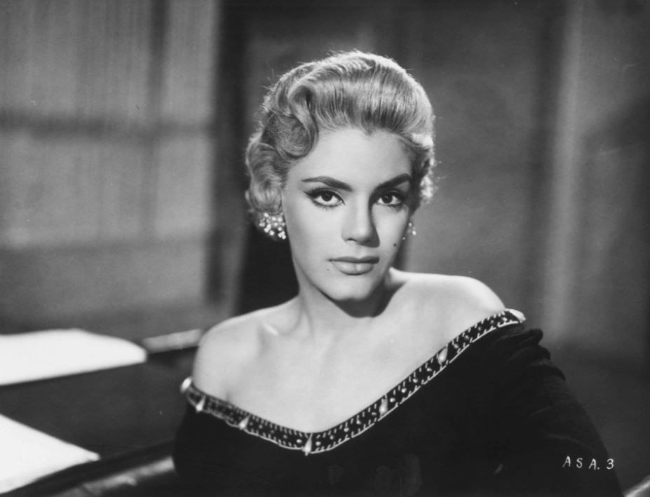 efemeridestoday's tweet photo. #UnDíaComoHoy #8febrero de 1941, nació en Ciudad de México, México, María Cristina Guadalupe Vega Hoyos (Kitty de Hoyos), fue actriz mexicana de la Época de Oro del Cine Mexicano, teatro y televisión.
Falleció el 28 diciembre de 1999, en Ciudad de México.
#KittydeHoyos
🇲🇽🎬 https://t.co/GcaVkNQUGs
