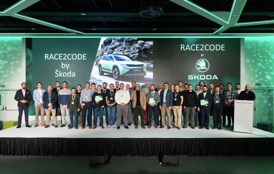skoda_x's tweet photo. Společně se #ŠkodaAuto jsme připravili dvoudenní hackathon #Race2Code pro softwarové vývojáře. 🧑💻 Z celkem 8 firemních týmů byla ve finále porotou vyzdvihnuta řešení společností Futured, Komix, Digital a Etnetera. 👏 https://t.co/VAof32jQif