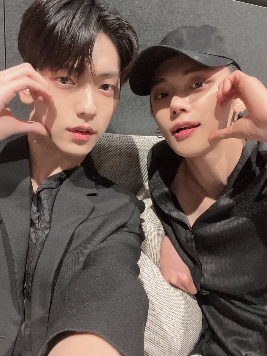 nameistami's tweet photo. 💛  썸탈 때                                        ❤️ 사귈 때 https://t.co/gW1NeM8lsf