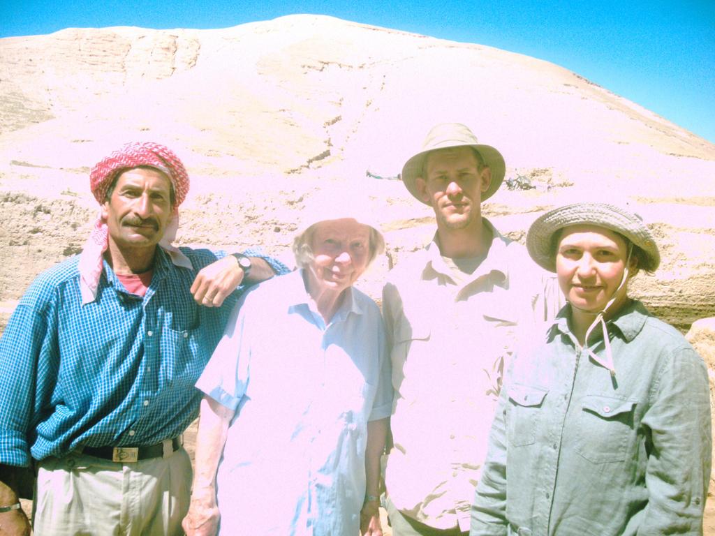 KuntarAl's tweet photo. Rest in peace Joan (Umm Tom), you will always be an inspiration to me and many female archaeologists. Photos from our last season at Tell Brak, May 2011 https://t.co/6tCx1JeHFf