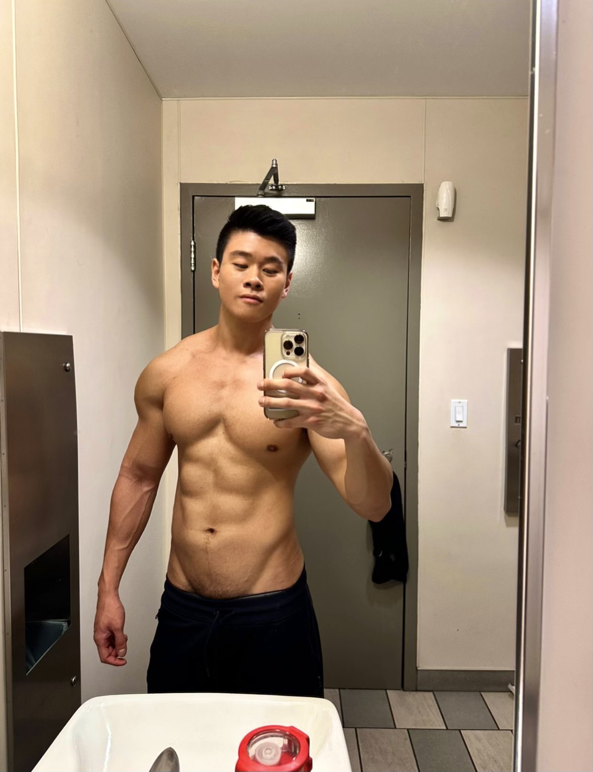 Damien Lou on Twitter: "I love the body update so far 😈😬😏 https://t.co/fYTpV0iRfP" / Twitter