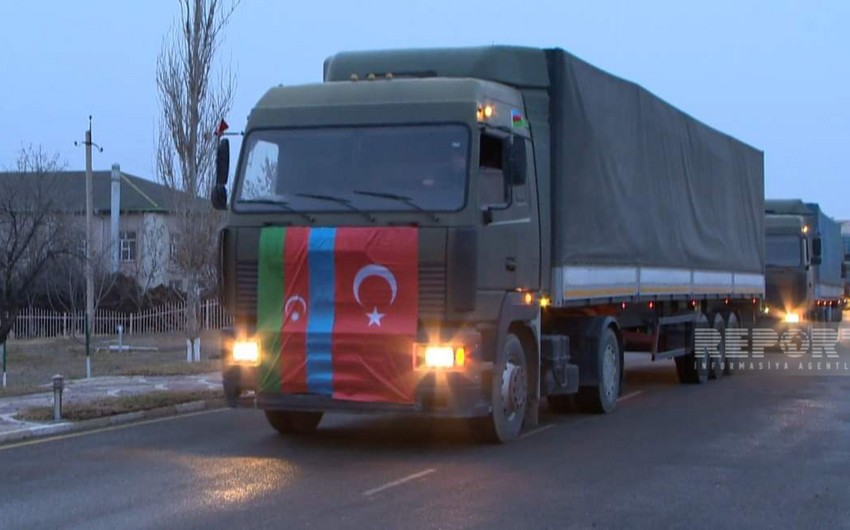 Bugün 12 tır Nahçıvan'dan Türkiye'ye hareket etti.

Buna 525 çadır, 423 yatak takımı, 5.000'den fazla el dokuması yün çorap, binlerce ayakkabı, sıcak tutan nevresimler, battaniyeler dahildir.
