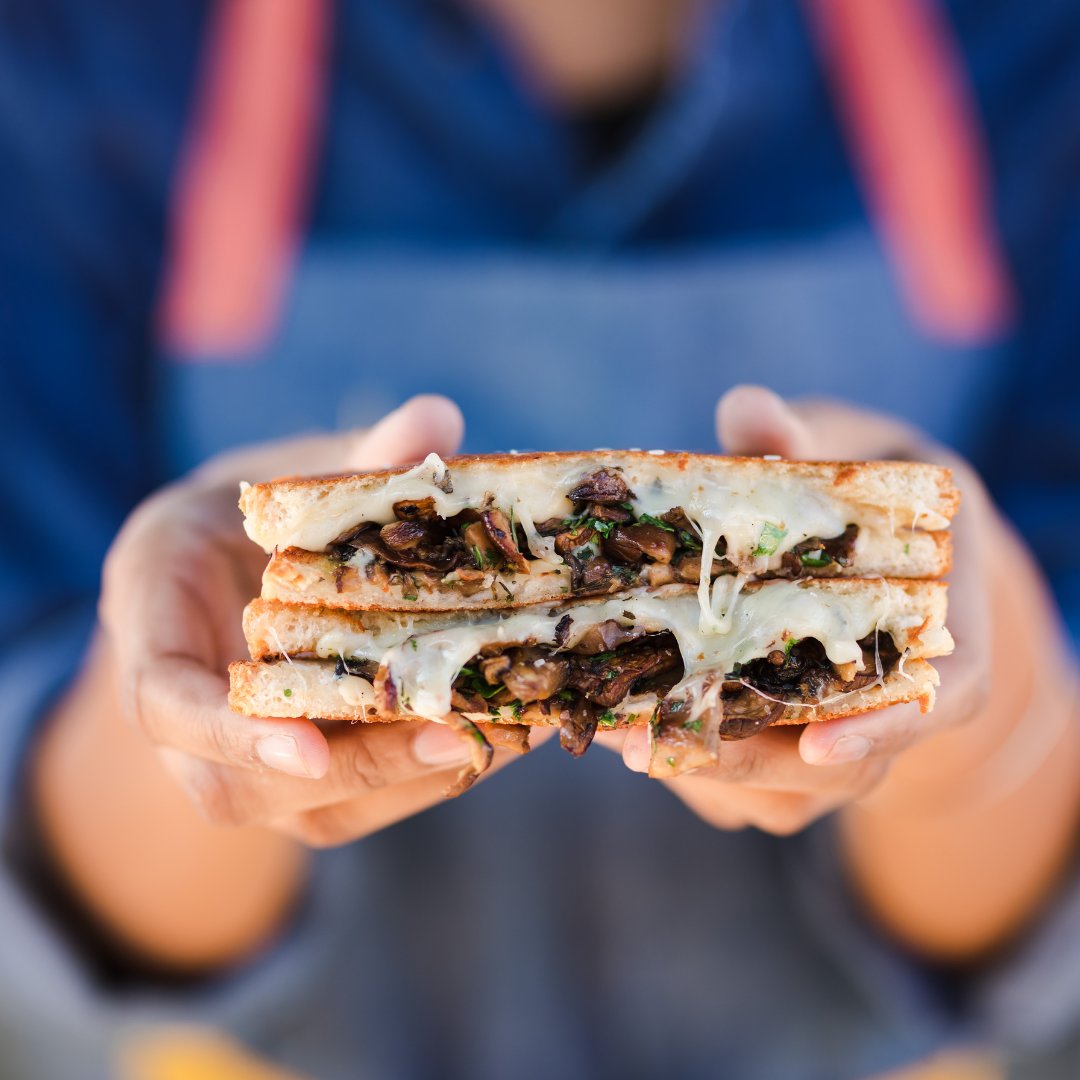 papiquesotruck's tweet photo. Bringing that comfort food feeling to Charlotte with our grilled cheeses. 🧀🥪

#PapiQueso #PapiQuesoGrilledCheese #GrilledCheese #Cheese #CheesePull https://t.co/te4uKTpCbp