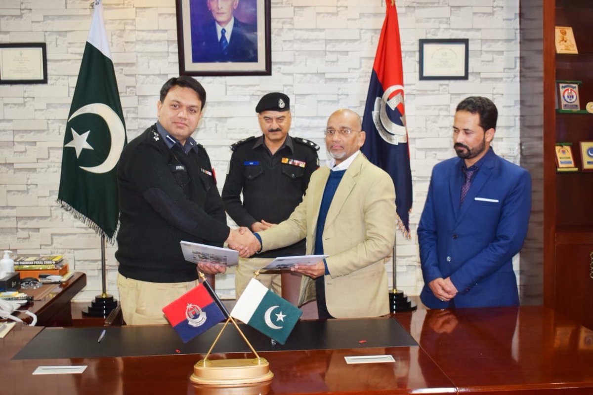 KP_Police1's tweet photo. مانسہرہ : ڈسٹرکٹ پولیس آفیسر عرفان طارق کا پولیس ملازمین کی ویلفئیر کیلئے اقدامات کاسلسلہ جاری، انھوں نے پولیس ملازمین، انکے والدین اور بیوی بچوں کو رعایتی نرخوں پر علاج معالجے کی سہولت فراہم کرنے کے لئیے اسلام آباد ڈائیگناسٹک سنٹر کے ساتھ ایم او یو سائن کرلیا۔ https://t.co/5az5CvNoQm