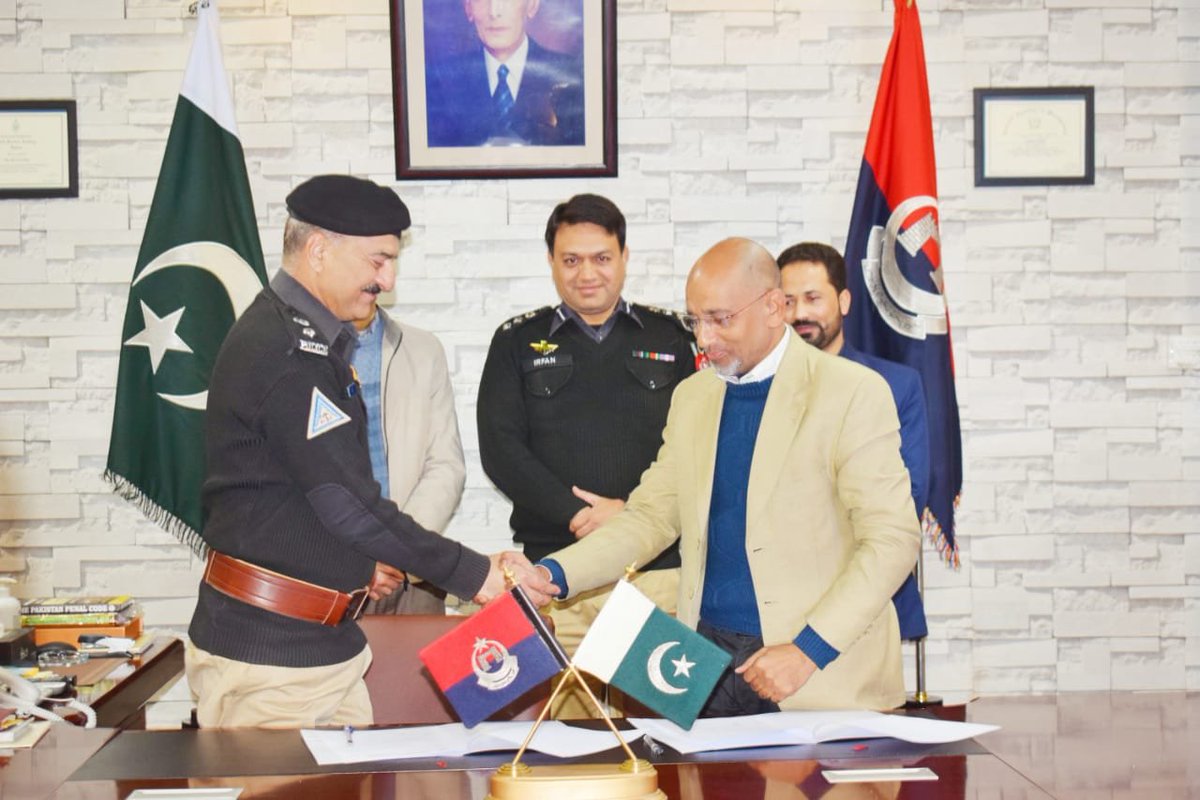 KP_Police1's tweet photo. مانسہرہ : ڈسٹرکٹ پولیس آفیسر عرفان طارق کا پولیس ملازمین کی ویلفئیر کیلئے اقدامات کاسلسلہ جاری، انھوں نے پولیس ملازمین، انکے والدین اور بیوی بچوں کو رعایتی نرخوں پر علاج معالجے کی سہولت فراہم کرنے کے لئیے اسلام آباد ڈائیگناسٹک سنٹر کے ساتھ ایم او یو سائن کرلیا۔ https://t.co/5az5CvNoQm
