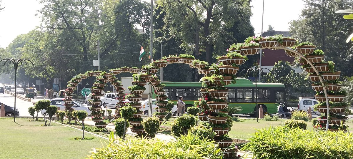 chellaiahndmc's tweet photo. Mandi House Roundabout in NDMC area with new look #moud #mofh #gardening #CityLives #PMOIndia #Ndmc https://t.co/EVw8oeUT7C