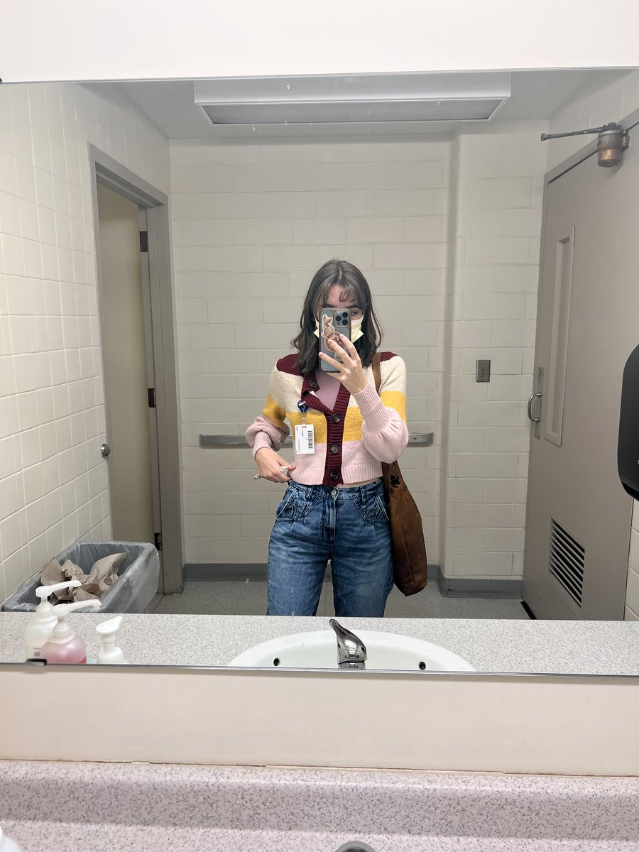tr1nabean's tweet photo. my job in the office is actually to dress better than everyone else #trinagoescorporate https://t.co/aQnTWiMtGs