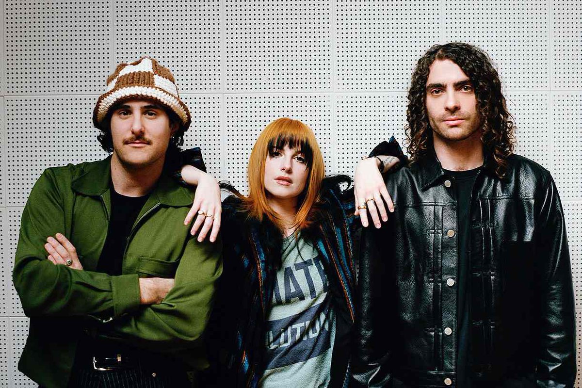 new pic from paramore!